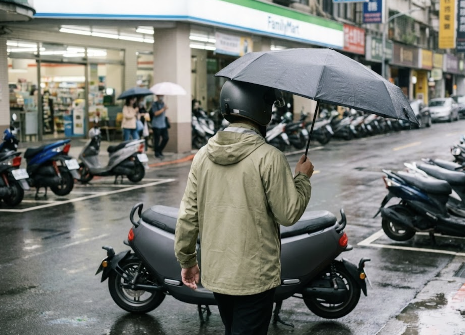 機車通勤族停好車後,撐著折疊傘走向辦公大樓的雨天情境