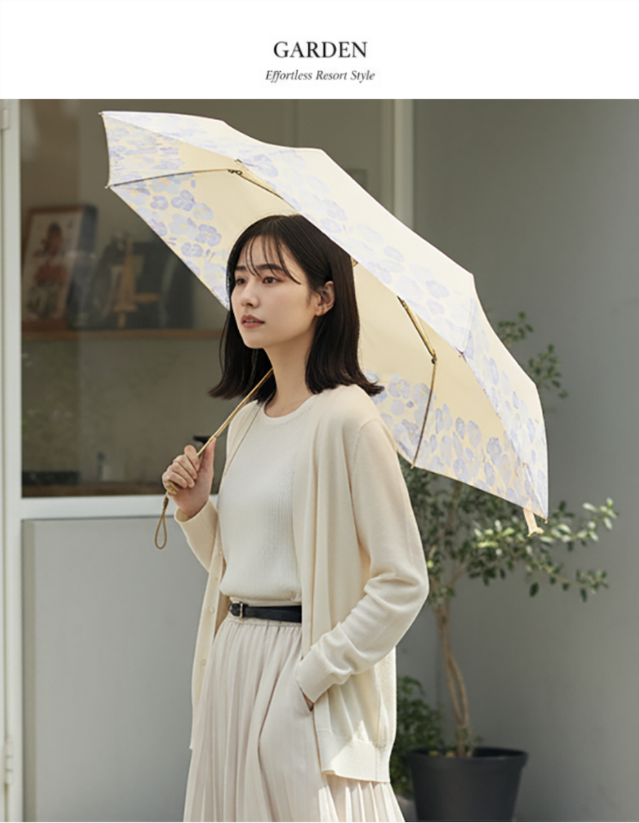 JADEDROP 美膚傘 江戸語り系列 輕盈手開折疊傘 款式:菫花黃|女模特撐傘街景情境圖